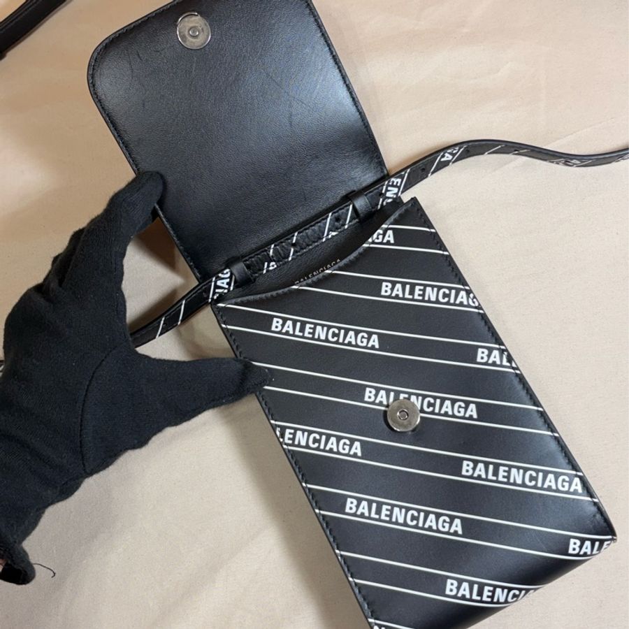 ✨近新美品 巴黎世家 新款 Balenciaga 大B 黑銀 🈵版logo 手機包 肩背/斜背小包-7