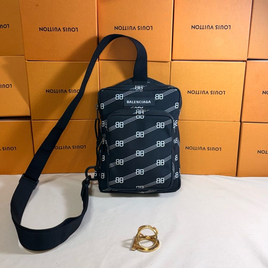 🔥 輕巧實用 近新閒置 Balenciaga 巴黎世家 新款🈵版 尼龍 腰包/胸包-0