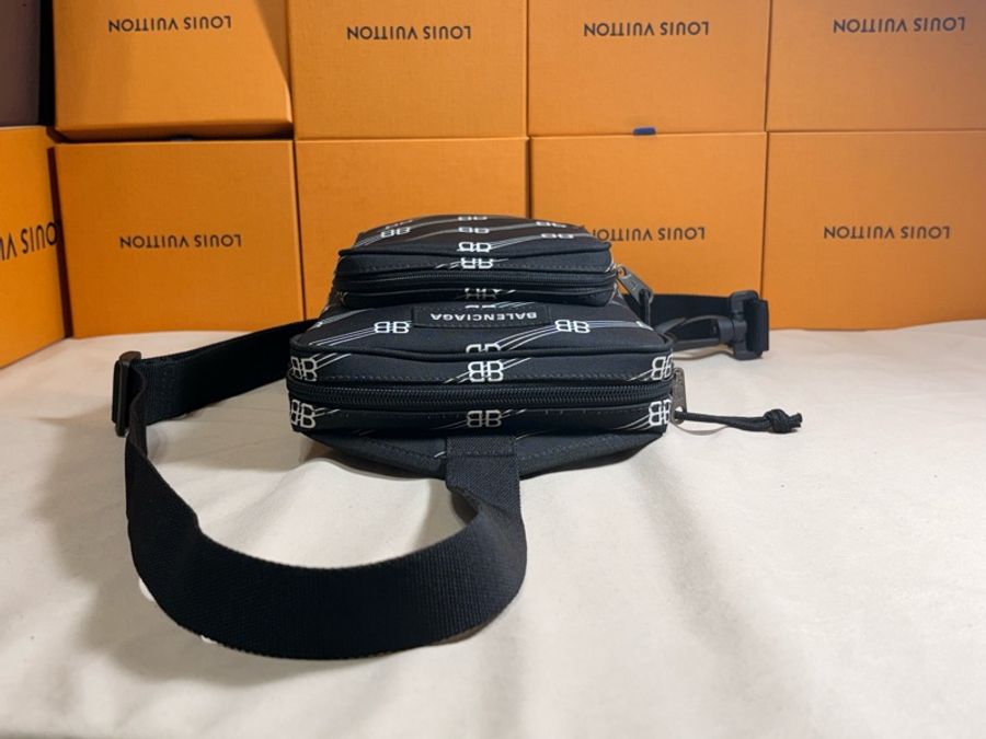 🔥 輕巧實用 近新閒置 Balenciaga 巴黎世家 新款🈵版 尼龍 腰包/胸包-3