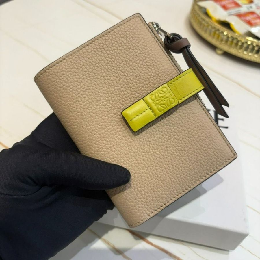 *SHIHNA名牌精品*LOEWE 牛皮釦式L型拉鍊零錢短夾(裸色/香茅黃)-1