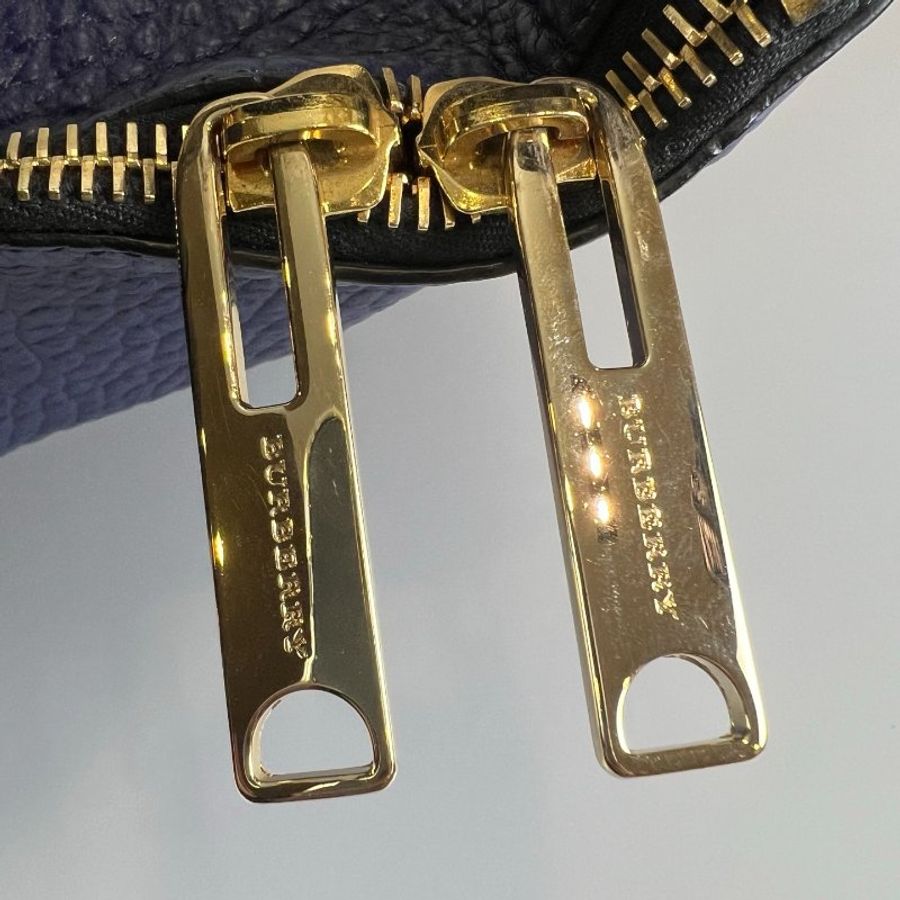 BURBERRY 深藍皮革Ledbury Hobo單肩包-8