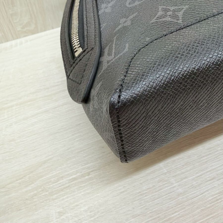 LV黑灰原花Duo銀釦胸口斜背包M30936-11