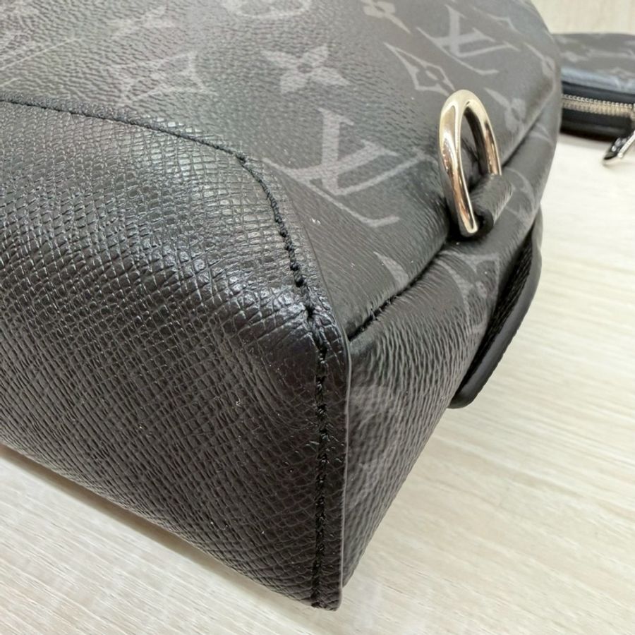 LV黑灰原花Duo銀釦胸口斜背包M30936-12