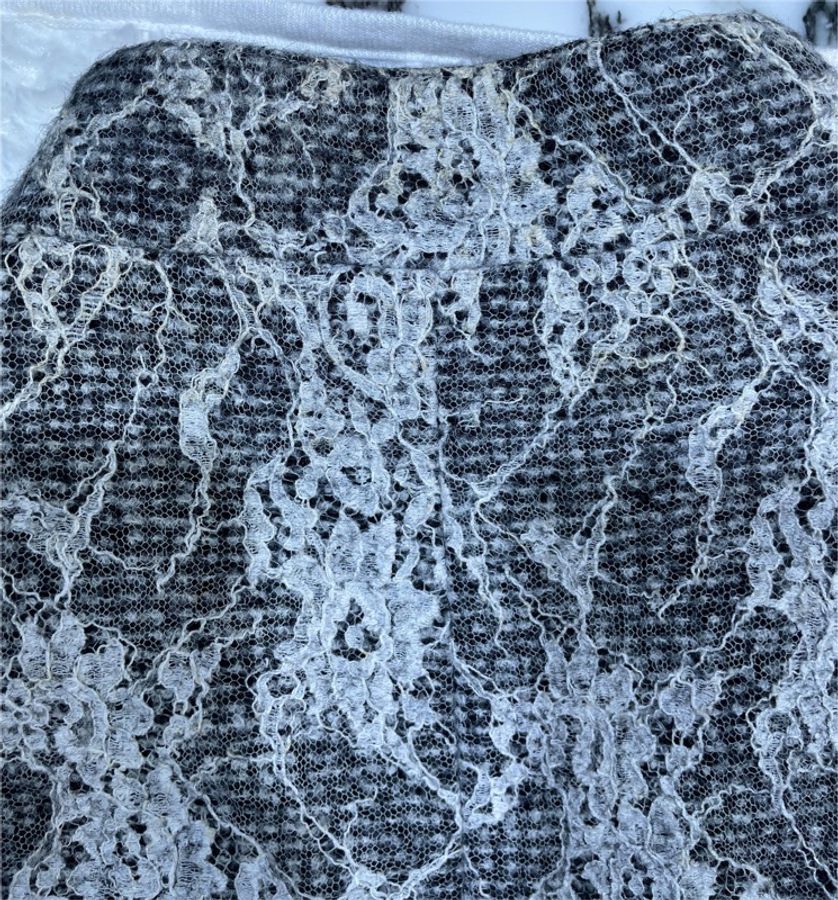 CHANEL 灰底蕾絲提花中長款外套 黑領翻袖 銀扣-1