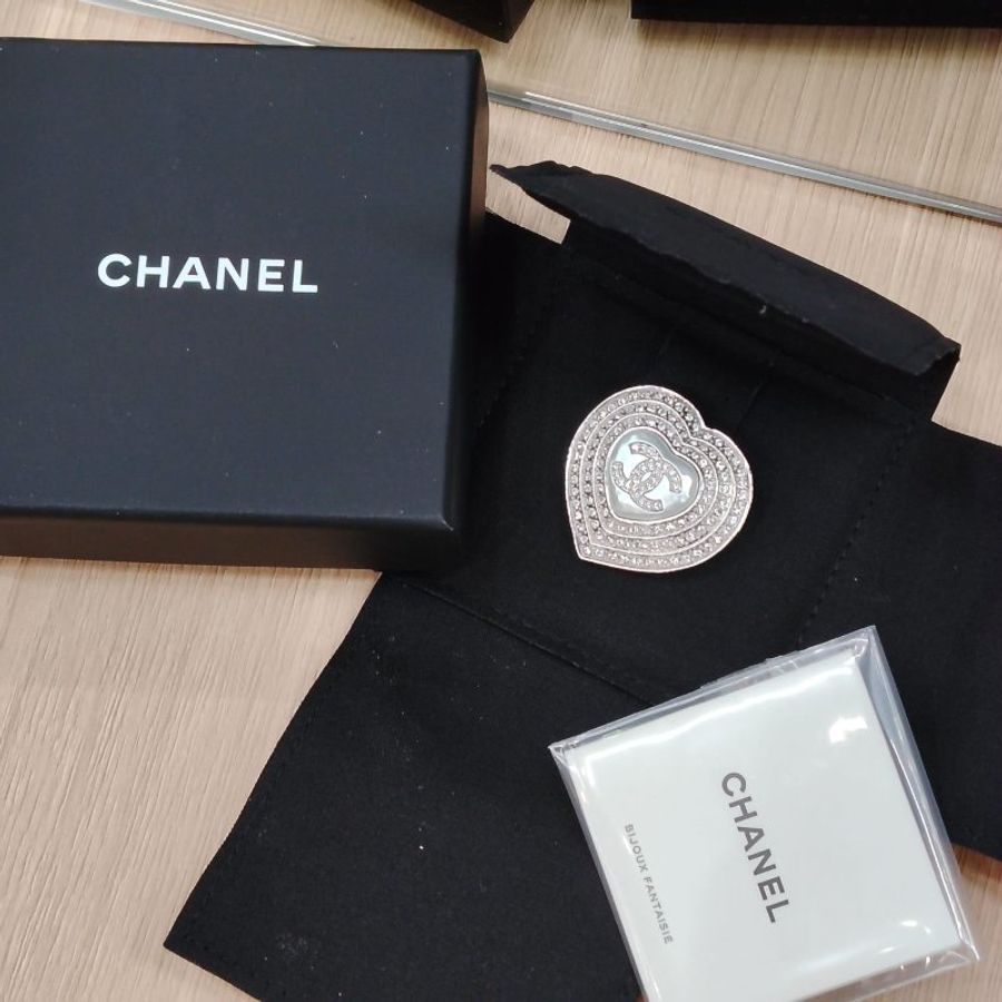 CHANEL CC 水鑽 仿珍珠 心形 胸針 B23 B-0
