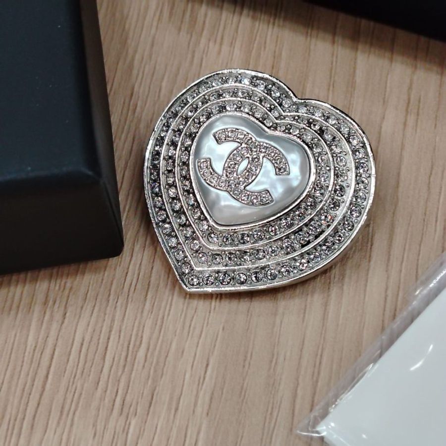 CHANEL CC 水鑽 仿珍珠 心形 胸針 B23 B-1