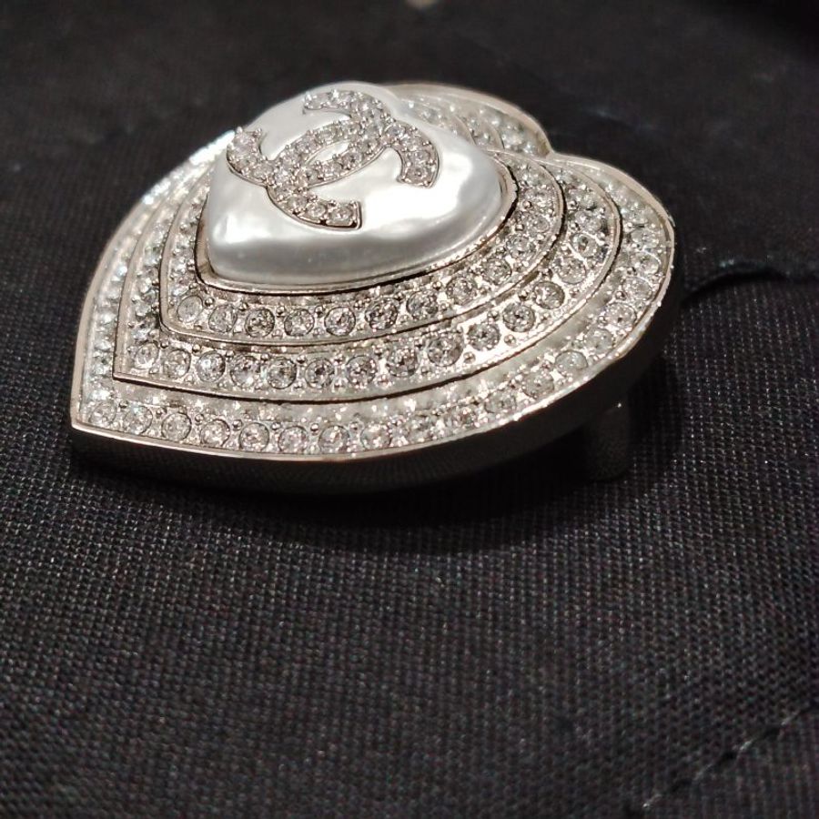 CHANEL CC 水鑽 仿珍珠 心形 胸針 B23 B-8