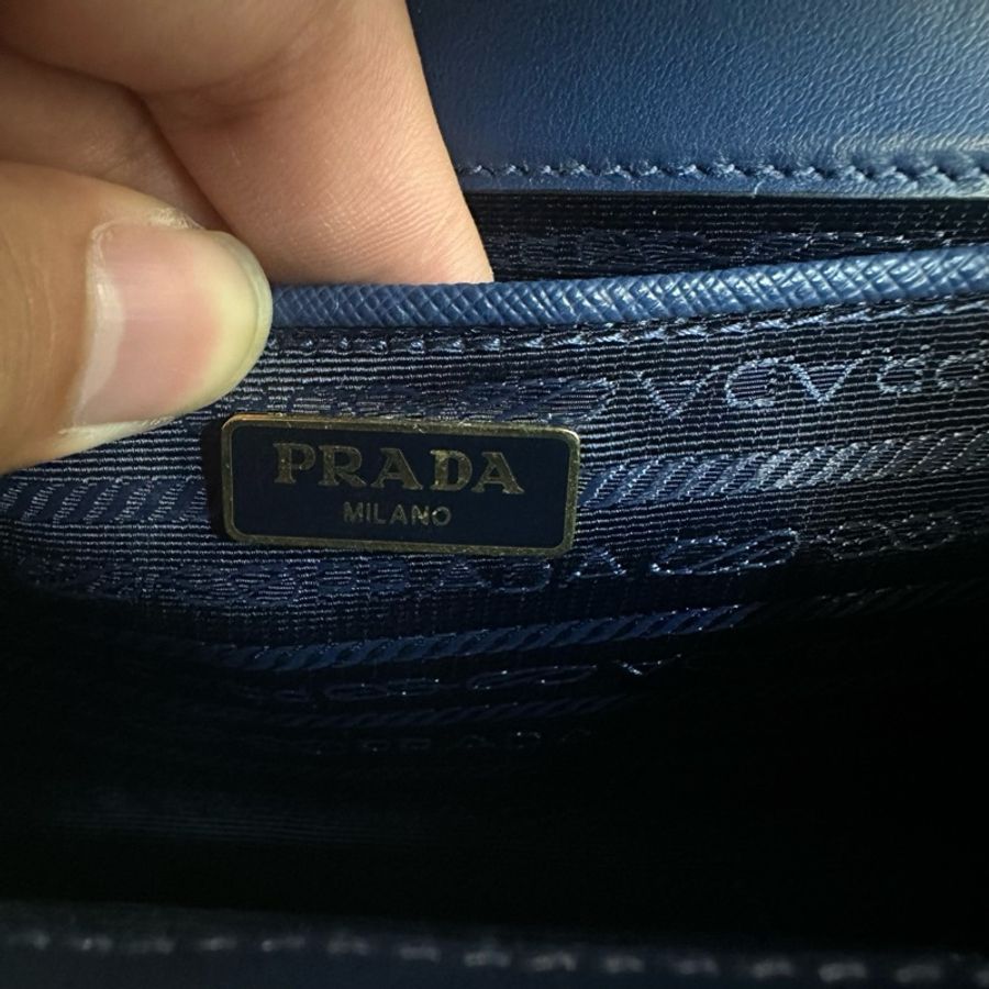 Prada 普拉達 Saffiano 藍色金扣牛皮單肩斜挎包-10