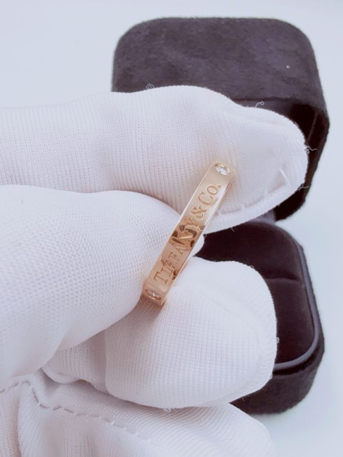 Tiffany 蒂芙尼Tiffany&Co.系列 字母三鑽戒指 51號18K玫瑰金 尺寸 窄版3mm 附件無-4