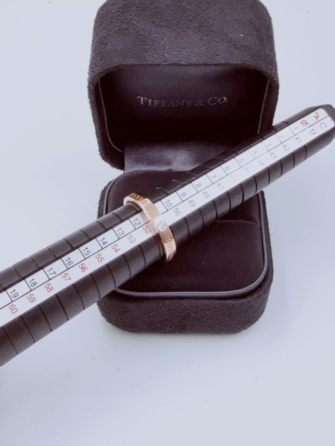 Tiffany 蒂芙尼Tiffany&Co.系列 字母三鑽戒指 51號18K玫瑰金 尺寸 窄版3mm 附件無-7