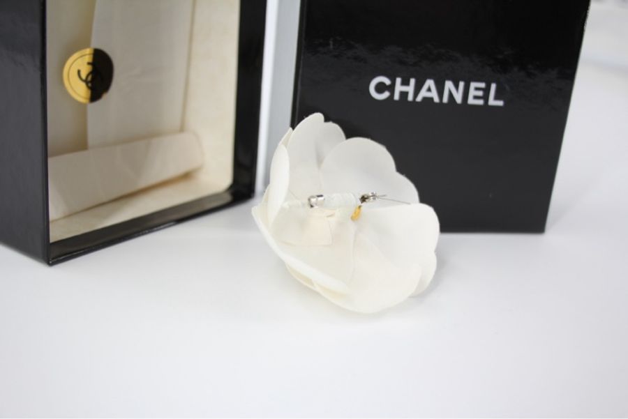 Chanel Vintage 81-85 絲綢淺米白山茶花胸針-4