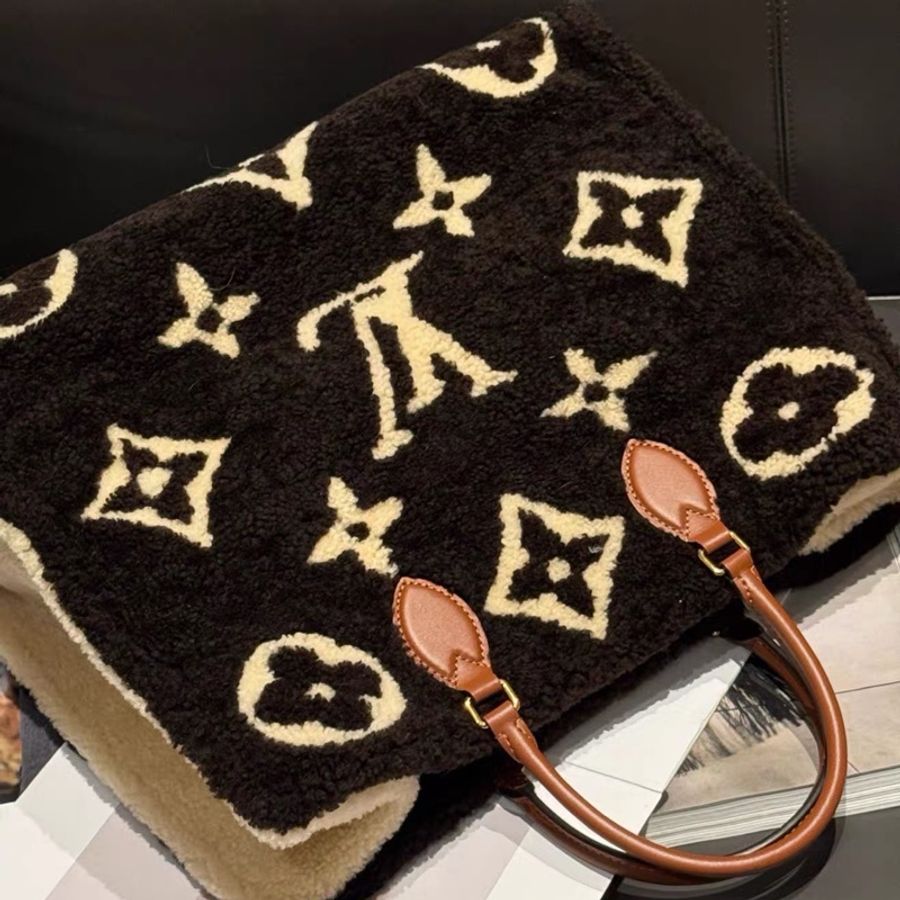 Louis Vuitton • 秋冬限量羊羔毛On The Go 大號 🤎-2