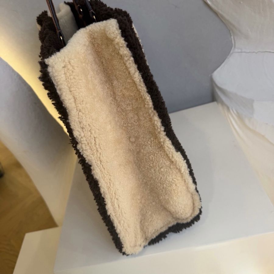 Louis Vuitton • 秋冬限量羊羔毛On The Go 大號 🤎-6