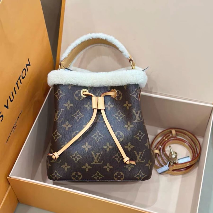 Louis Vuitton • 經典老花拼毛絨Noe Bb水桶包 芯片款✨-2