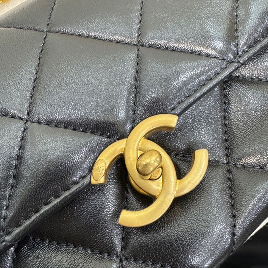 Chanel 香奈兒 黑色 小羊皮 垂墜珍珠鏈 字母 金釦 口蓋包 肩背包 斜背包 AS4986-15