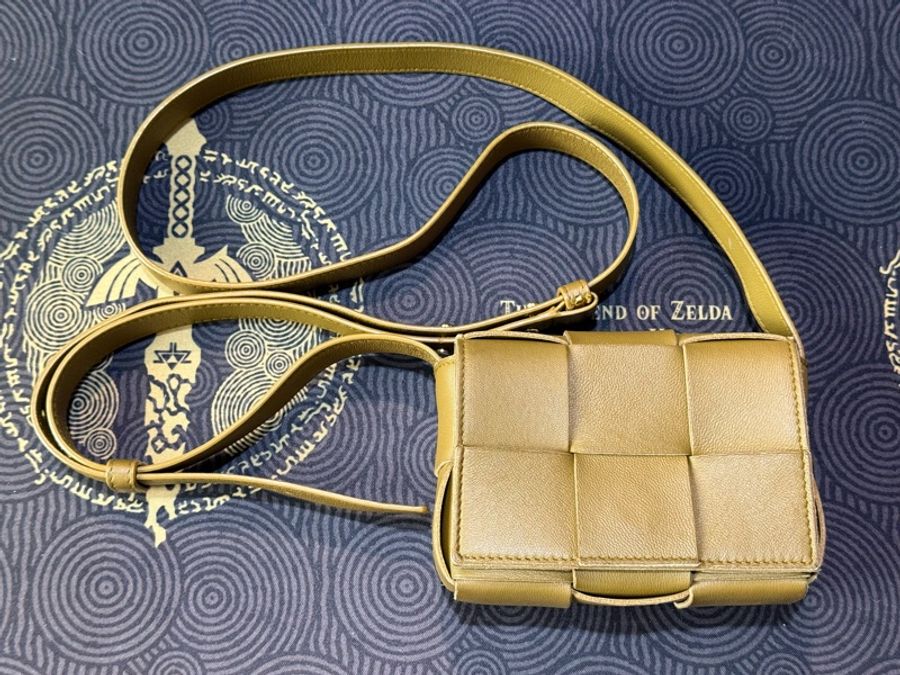 Bottega Veneta Cassette 經典編織小羊皮扣式斜背包(迷你-橄欖綠)-0