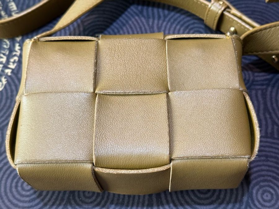 Bottega Veneta Cassette 經典編織小羊皮扣式斜背包(迷你-橄欖綠)-2