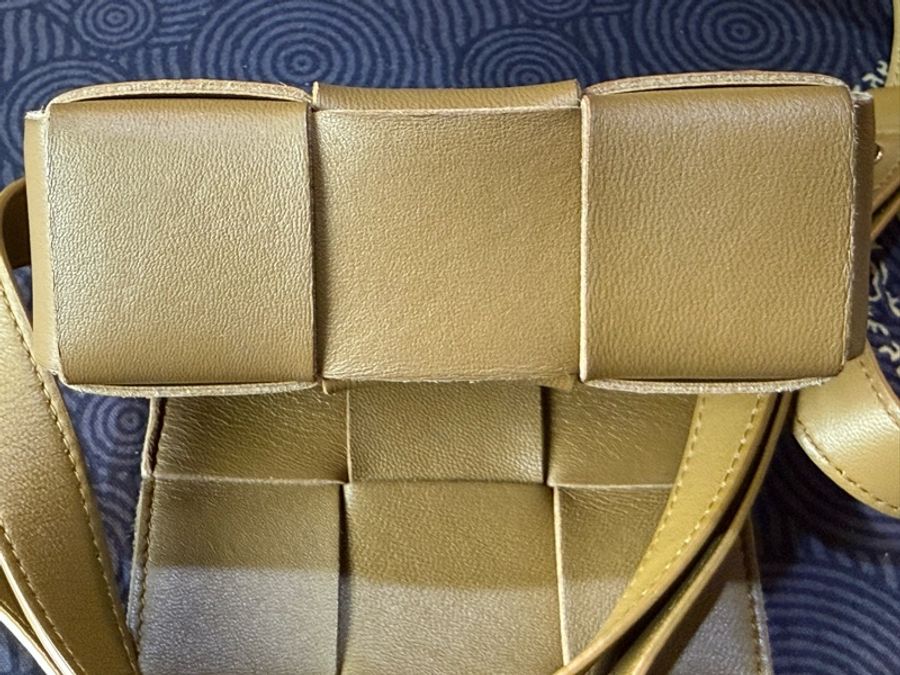Bottega Veneta Cassette 經典編織小羊皮扣式斜背包(迷你-橄欖綠)-4