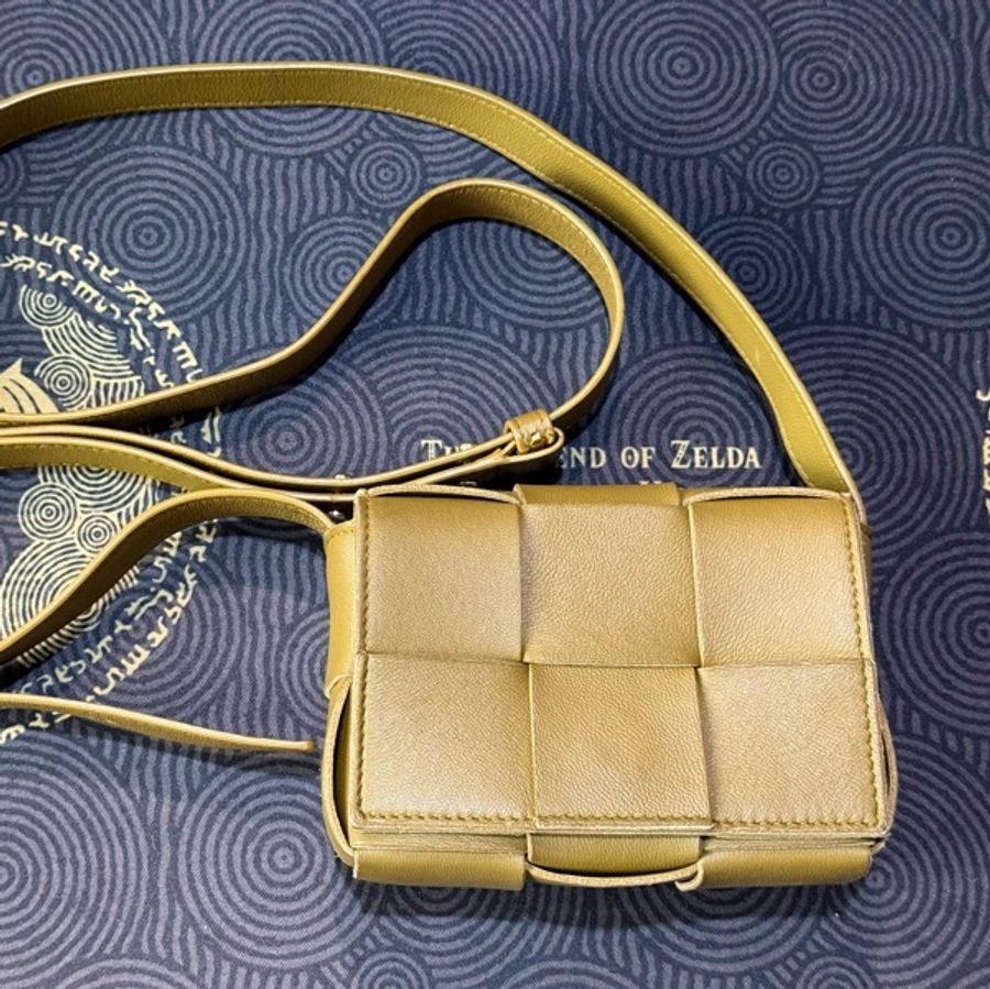 Bottega Veneta Cassette 經典編織小羊皮扣式斜背包(迷你-橄欖綠)-5