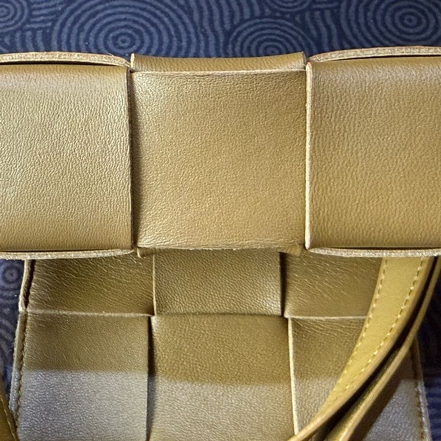 Bottega Veneta Cassette 經典編織小羊皮扣式斜背包(迷你-橄欖綠)-7