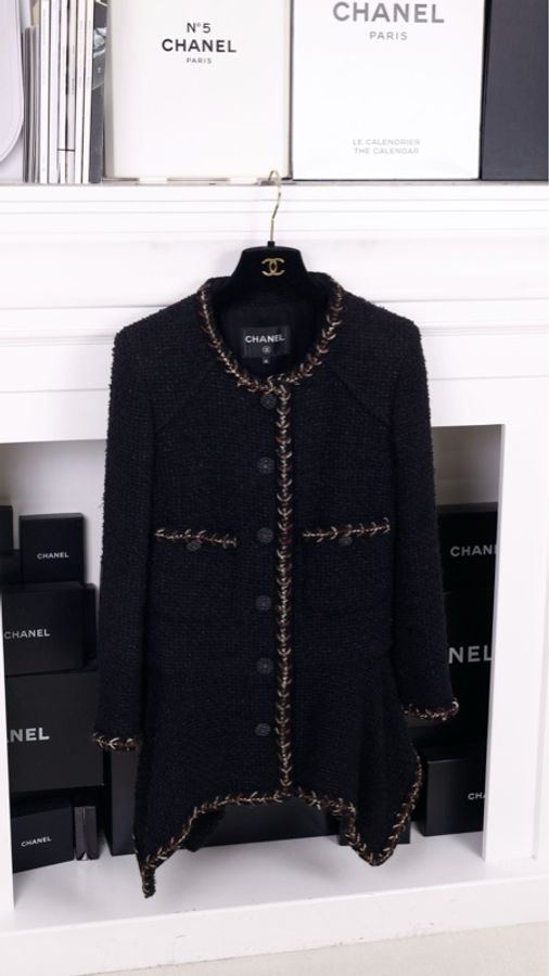 Chanel 18年森林系列秀款jennie同款黑色不规则下摆细闪两口袋外套-1