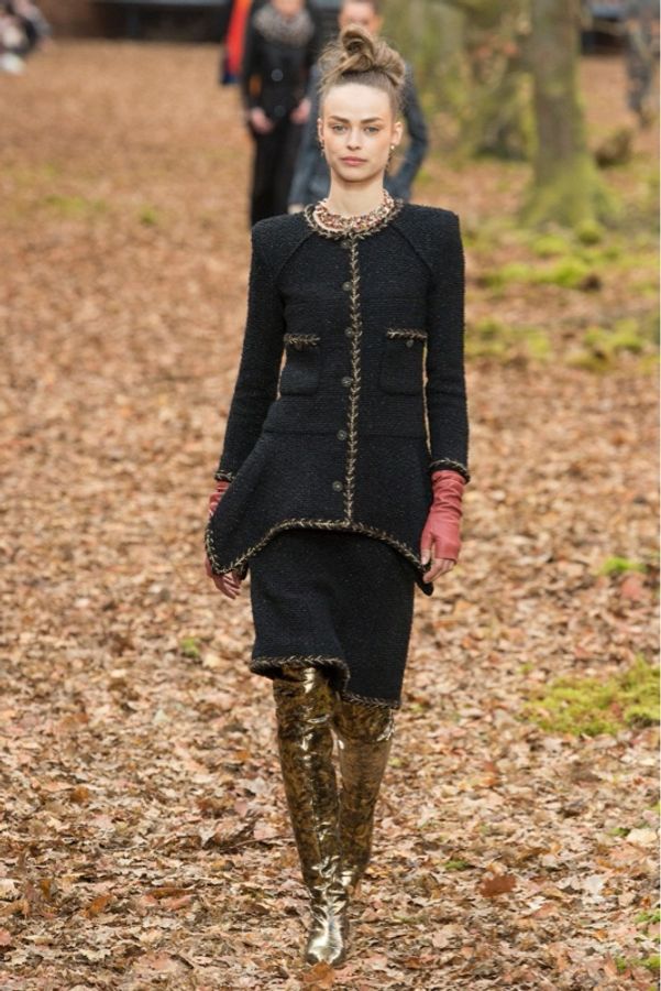 Chanel 18年森林系列秀款jennie同款黑色不规则下摆细闪两口袋外套-7