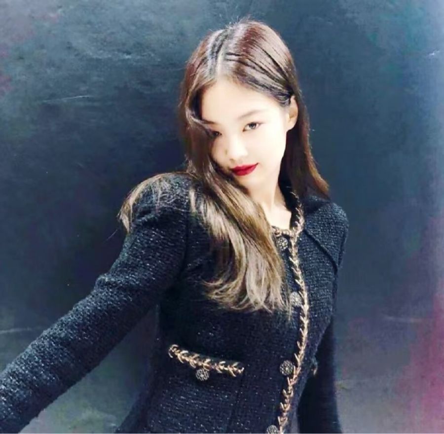 Chanel 18年森林系列秀款jennie同款黑色不规则下摆细闪两口袋外套-9