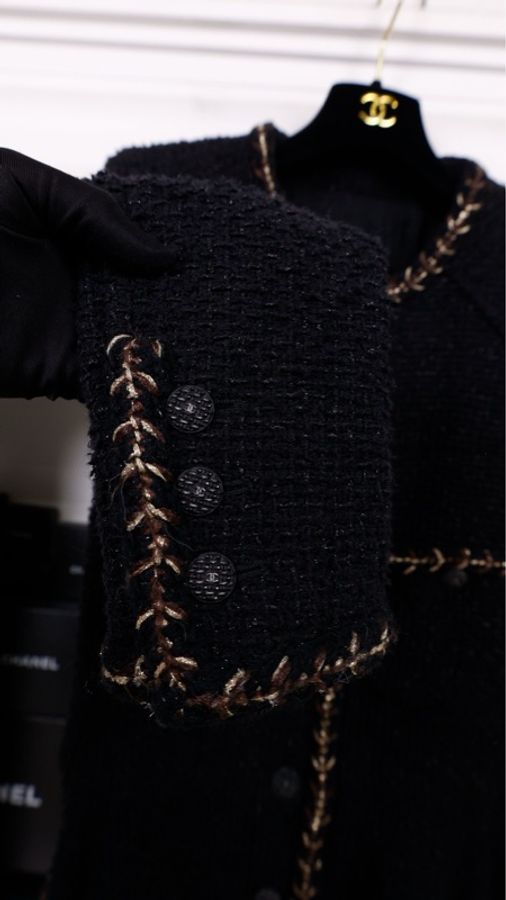 Chanel 18年森林系列秀款jennie同款黑色不规则下摆细闪两口袋外套-11