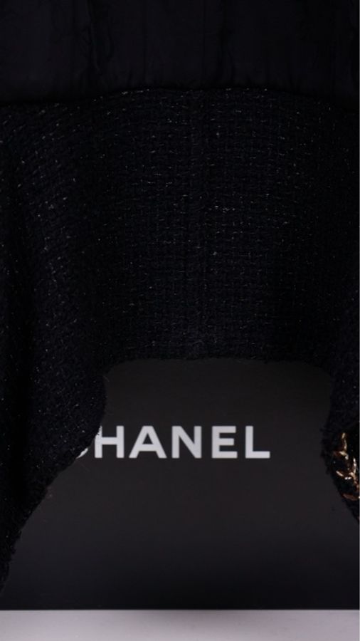Chanel 18年森林系列秀款jennie同款黑色不规则下摆细闪两口袋外套-17