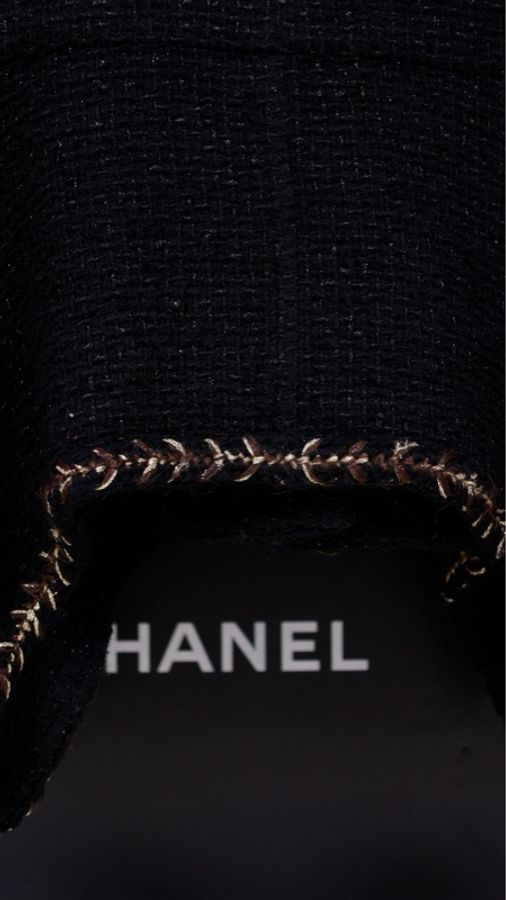 Chanel 18年森林系列秀款jennie同款黑色不规则下摆细闪两口袋外套-33