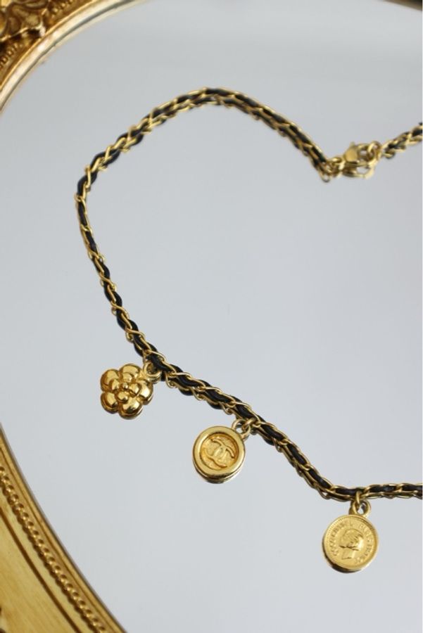 Chanel96年黑金皮穿链多元素吊坠chocker短项链-9