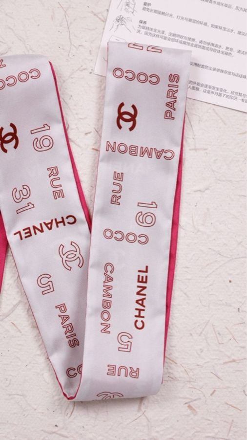 Chanel 25S玫红色满Logo双面Twilly丝巾-3