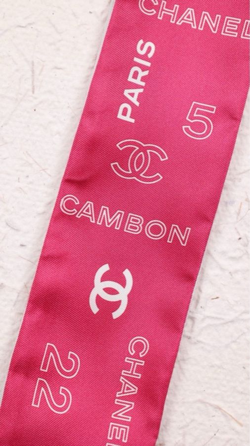 Chanel 25S玫红色满Logo双面Twilly丝巾-12