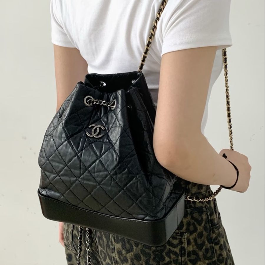 Chanel • 經典黑銀牛皮流浪後背包 🈶保卡-1