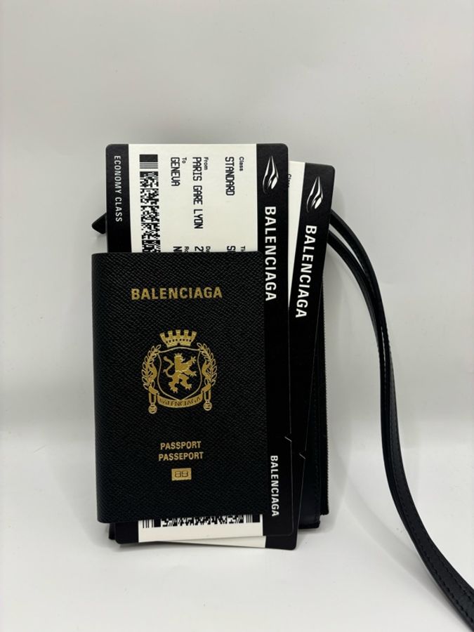 Balenciaga巴黎世家护照纹章挂脖护照夹 牛皮长款钱包 旅行证件包 (無盒,無塵袋)-0