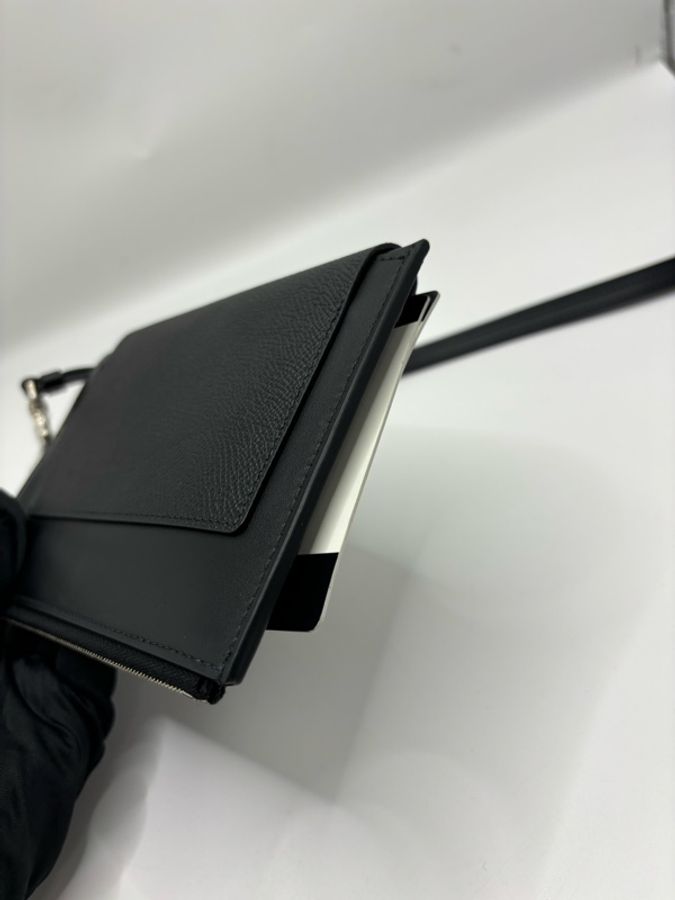 Balenciaga巴黎世家护照纹章挂脖护照夹 牛皮长款钱包 旅行证件包 (無盒,無塵袋)-4