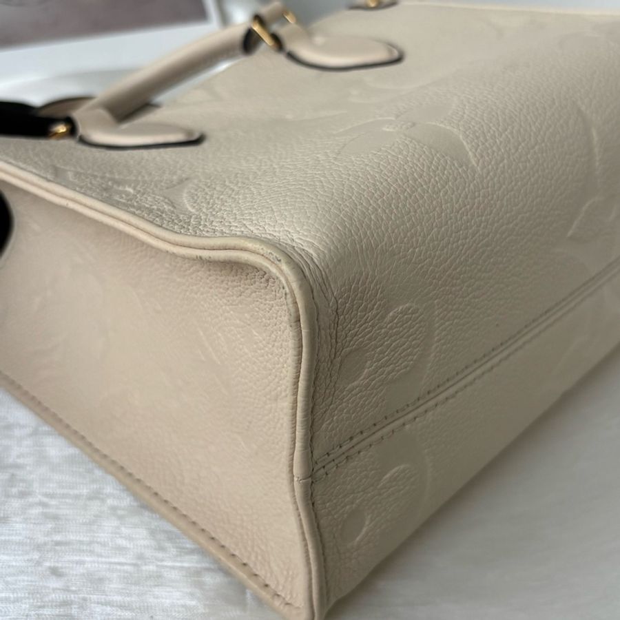 Louis Vuitton • 經典奶昔白老花皮革壓紋On The Go 小號 芯片款✨-7