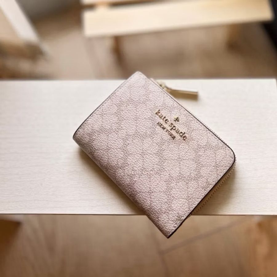 現貨 KATE SPADE 經典幸運草花紋LOGO防刮壓釦短夾(質感奶茶色 熱賣新款)-1