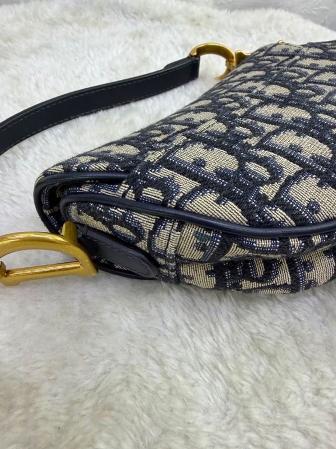 這是 Dior 的迷你 Saddle 馬鞍袋-4