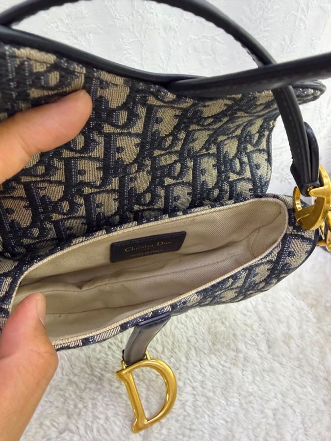 這是 Dior 的迷你 Saddle 馬鞍袋-7