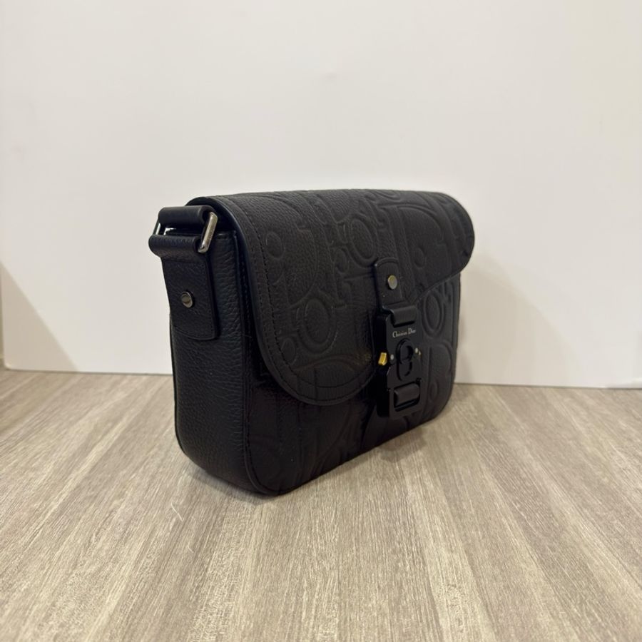 迪奧 Dior Gravity黑牛皮壓紋 SADDLE小號郵差包1ADPO049LLG-10