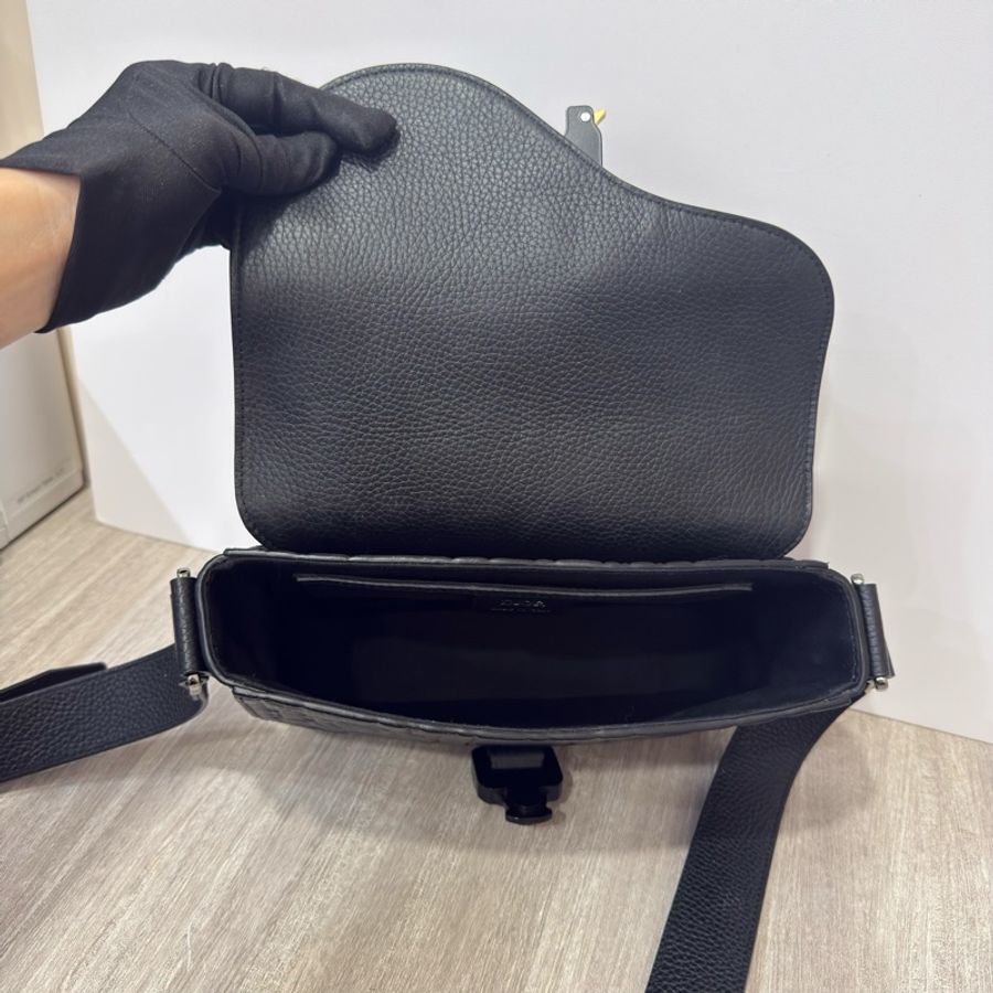 迪奧 Dior Gravity黑牛皮壓紋 SADDLE小號郵差包1ADPO049LLG-13