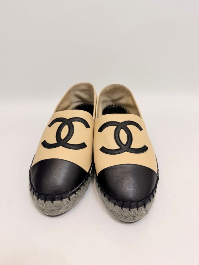 Chanel 米色雙C羊皮漁夫平底鞋 38號-1