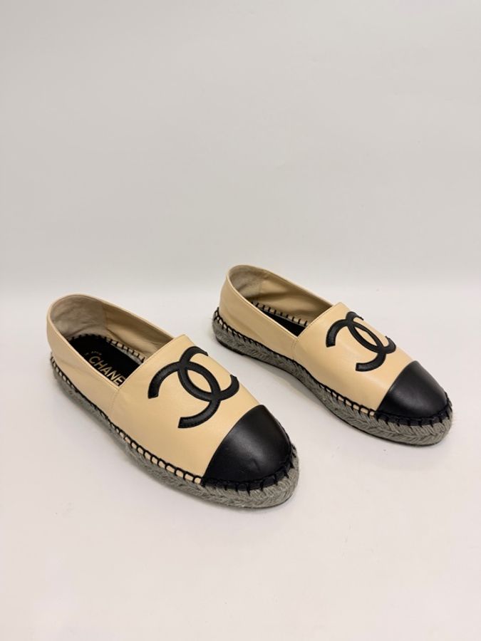 Chanel 米色雙C羊皮漁夫平底鞋 38號-3