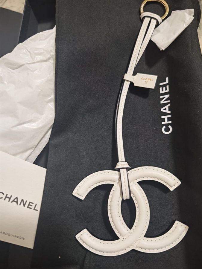 Chanel香奈兒白色雙C掛件-2