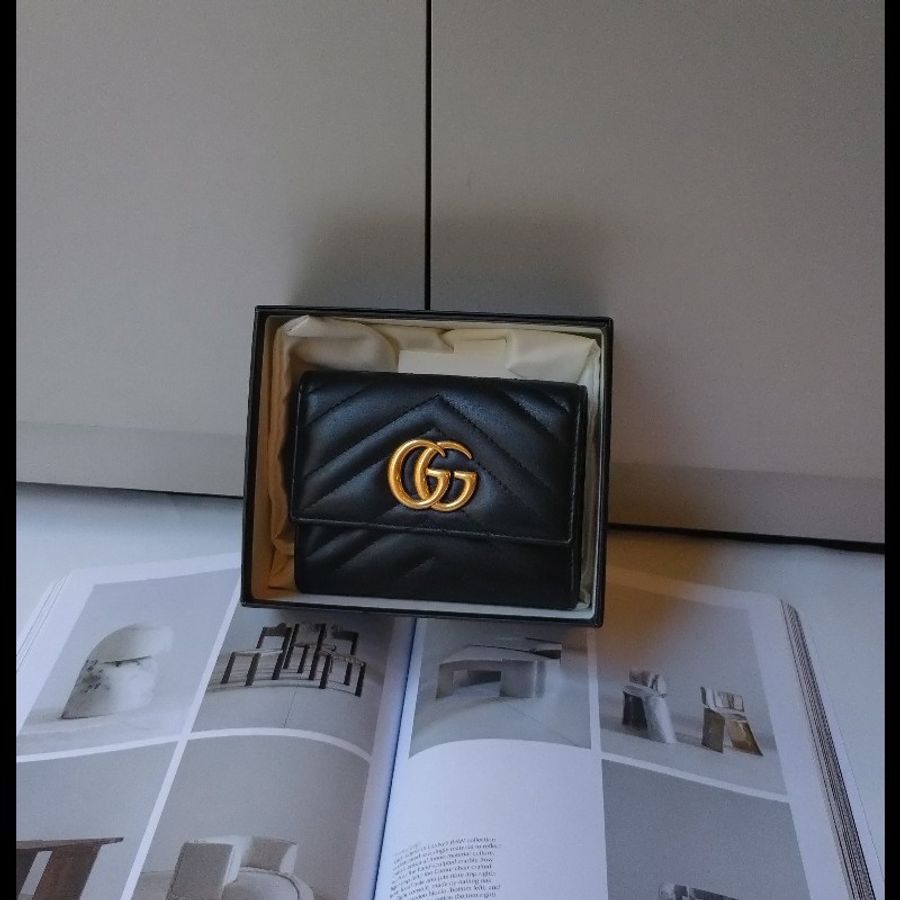 Gucci 黑皮革V格三折短夾-0