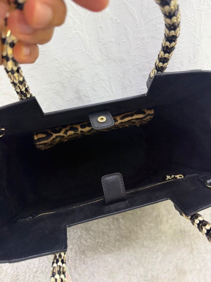 這是一款帶有標誌性金屬蛇鱗提把的黑色 BVLGARI Serpenti 系列托特包。-6