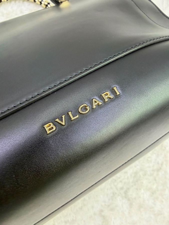 這是一款帶有標誌性金屬蛇鱗提把的黑色 BVLGARI Serpenti 系列托特包。-13