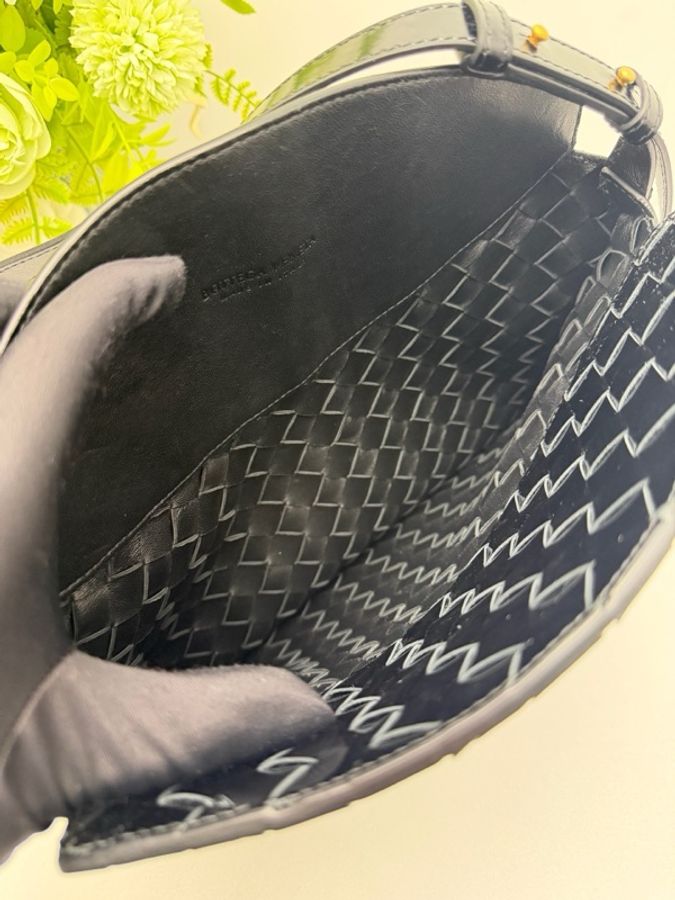 葆蝶家Bottega Veneta 黑色漆皮腋下包Wallace肩背包-4
