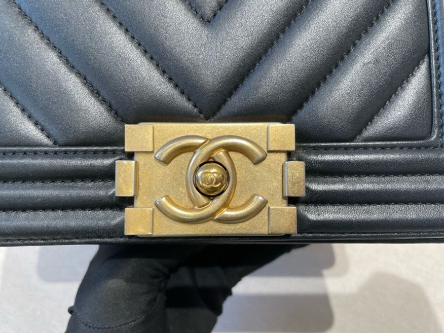 CHANEL香奈兒leboy小號口蓋包,V紋黑金牛皮材質,帶26開保卡-3